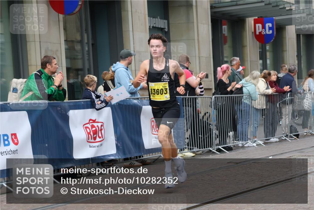 13.09.2026 - 21. swb-Marathon Bremen Strokosch-Dieckow http://msf.ph/oto/10282352 13.09.2026 10:30:35 Ziel 13537, 13554, 13572, 13630, 12458, 13522, 13569, 13576, 13603 meine-sportfotos.de