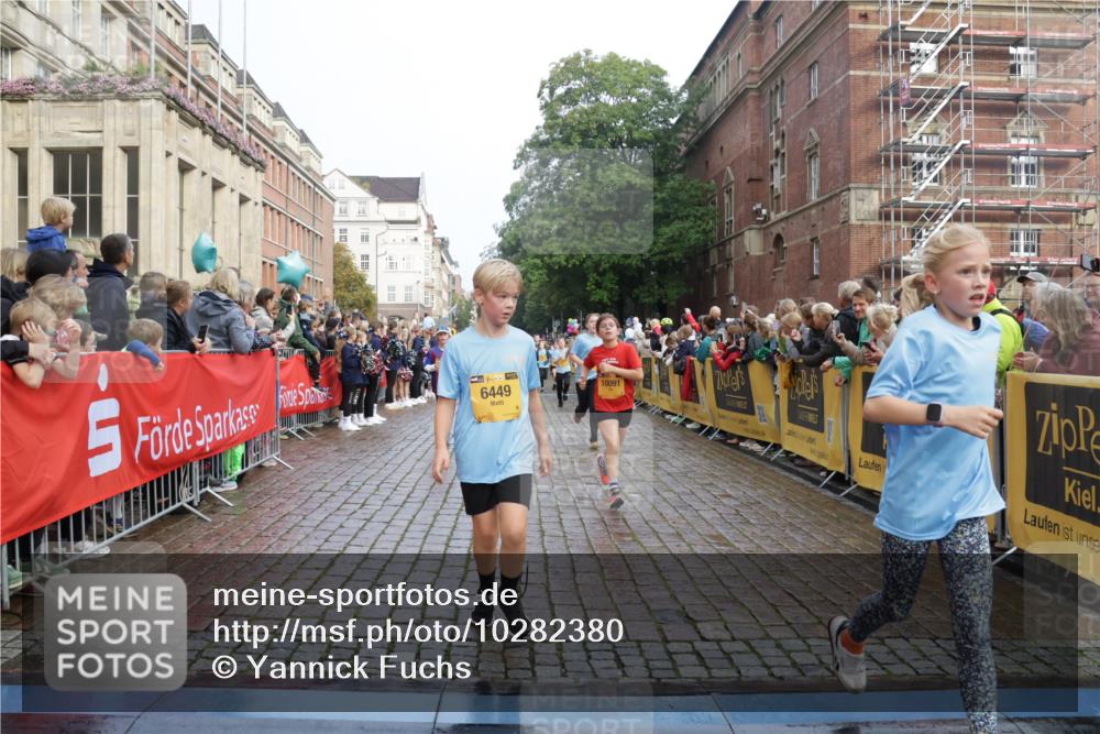 13.09.2026 - Kiel Lauf Yannick Fuchs http://msf.ph/oto/10282380 13.09.2026 08:56:19 Ziel 407, 470, 669, 759, 1009, 1346, 2173, 2497, 2640, 2685, 2719, 3179, 3350, 3750, 4023, 4165, 4602, 5459, 5545, 5687, 5759, 5823, 6003, 6212, 6275, 6371, 6591, 7390, 7489, 7702, 7726, 7769, 8056, 8259, 8544, 8784, 8917, 9374, 9957, 10610, 10803, 11310, 11409, 12242, 74, 76, 234, 277, 547, 645, 808, 1126, 1160, 1249, 1310, 1444, 1581, 1712, 2143, 2197, 2711, 3179, 3253, 3358, 3409, 3454, 4545, 4682, 4755, 5012, 5259, 5289, 5297, 5547, 5781, 5876, 6232, 6290, 10818 meine-sportfotos.de