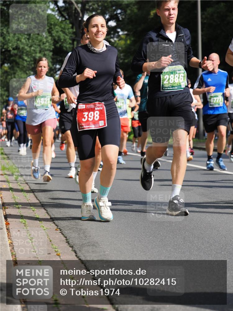 13.09.2026 - 21. swb-Marathon Bremen TobiasT http://msf.ph/oto/10282415 13.09.2026 12:01:22 Laufen 4621, 398, 21, 126, 2886, 21, 26 meine-sportfotos.de