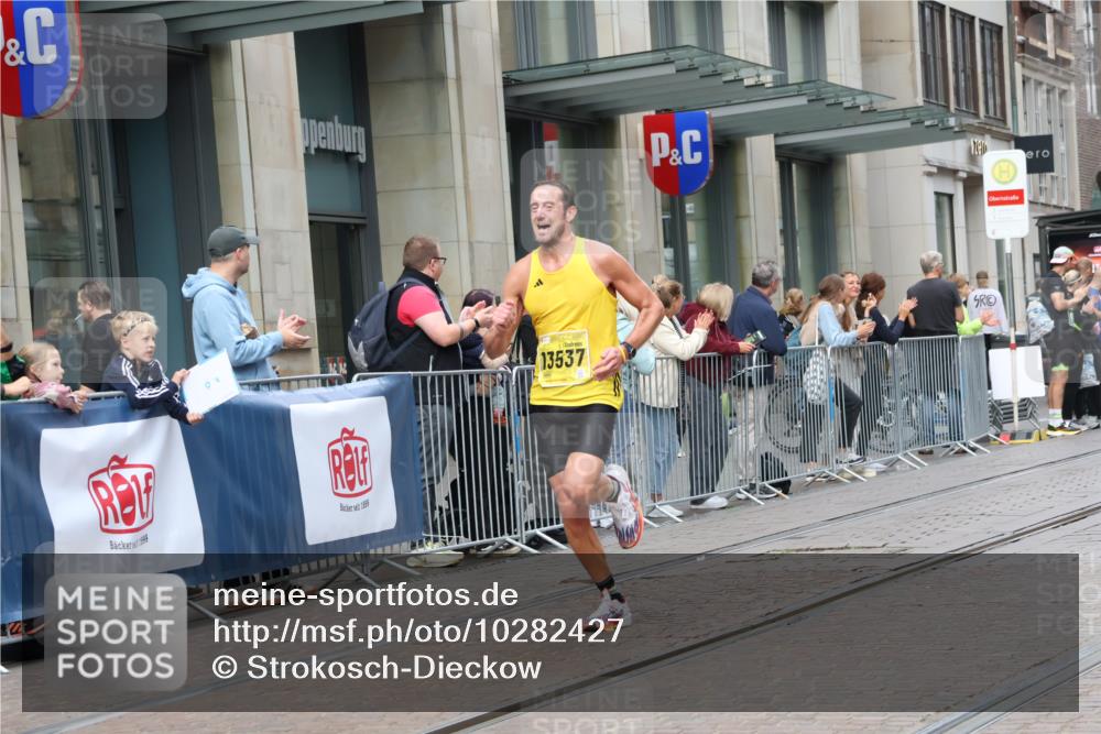 13.09.2026 - 21. swb-Marathon Bremen Strokosch-Dieckow http://msf.ph/oto/10282427 13.09.2026 10:30:50 Ziel 13571, 13572, 13602, 13630, 12458, 13537, 13554, 13603 meine-sportfotos.de