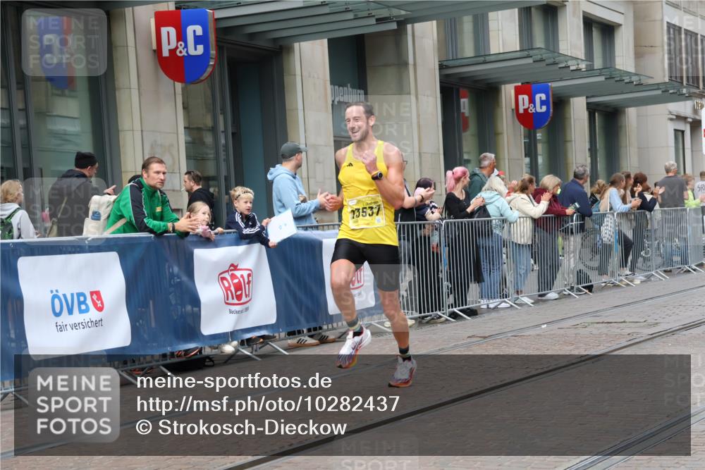 13.09.2026 - 21. swb-Marathon Bremen Strokosch-Dieckow http://msf.ph/oto/10282437 13.09.2026 10:30:50 Ziel 13571, 13572, 13602, 13630, 12458, 13537, 13554, 13603 meine-sportfotos.de