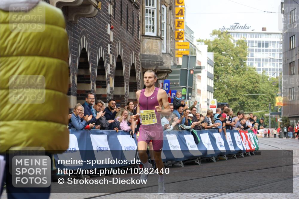 13.09.2026 - 21. swb-Marathon Bremen Strokosch-Dieckow http://msf.ph/oto/10282440 13.09.2026 10:26:45 Ziel 13525, 13502 meine-sportfotos.de