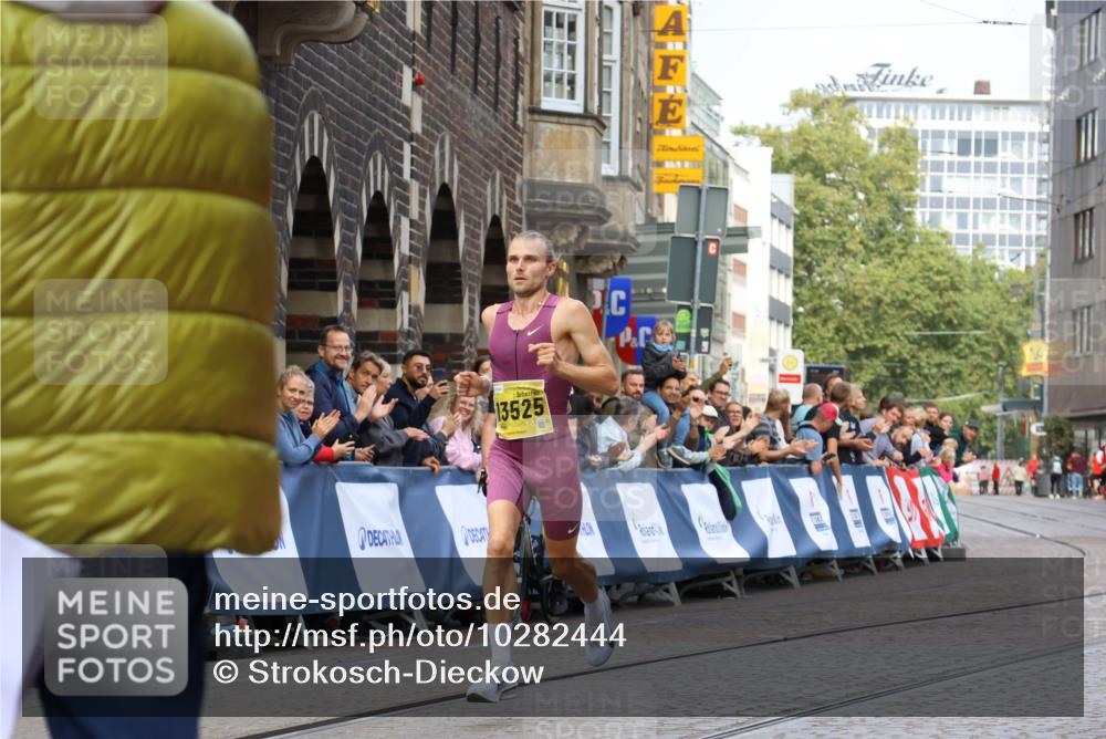 13.09.2026 - 21. swb-Marathon Bremen Strokosch-Dieckow http://msf.ph/oto/10282444 13.09.2026 10:26:45 Ziel 13525, 13502 meine-sportfotos.de
