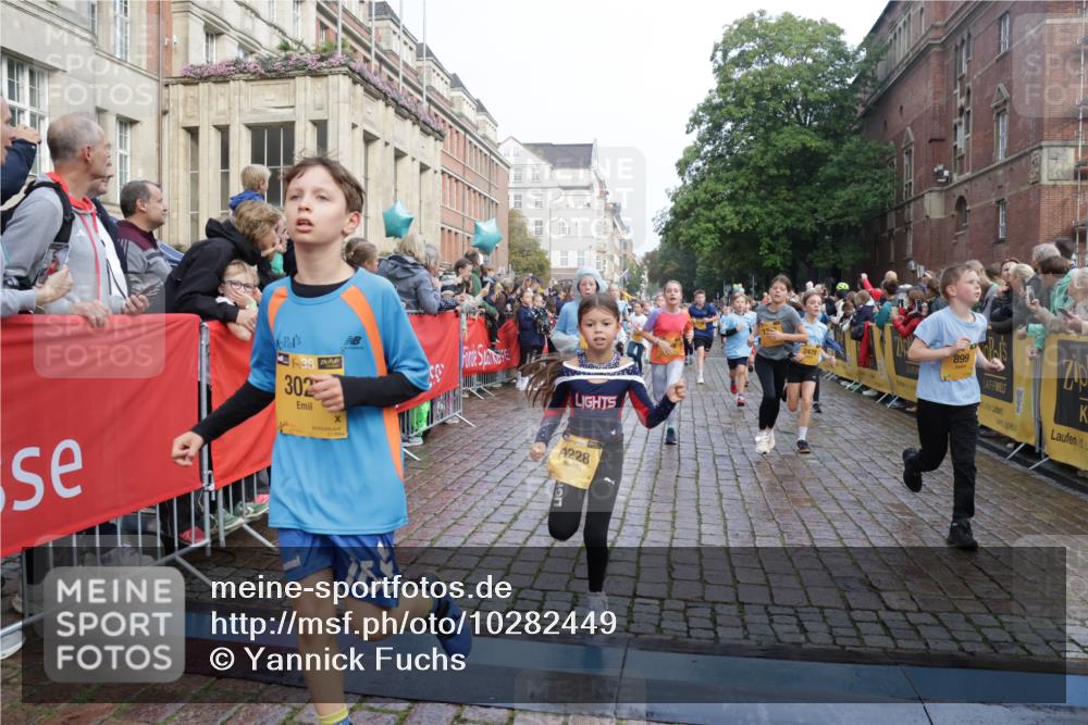 13.09.2026 - Kiel Lauf Yannick Fuchs http://msf.ph/oto/10282449 13.09.2026 08:56:23 Ziel 407, 470, 758, 759, 1009, 1346, 2173, 2497, 2640, 2685, 2719, 3078, 3750, 4023, 4165, 4537, 4602, 5459, 5545, 5687, 5823, 6003, 6275, 6371, 6591, 7702, 7726, 7769, 7866, 8056, 8259, 8544, 8719, 8784, 8917, 9957, 10610, 10803, 11310, 11409, 11795, 74, 76, 234, 547, 645, 669, 808, 1126, 1249, 1346, 1444, 1581, 2143, 2197, 2685, 2711, 3179, 3350, 3358, 3409, 3454, 4755, 5012, 5259, 5289, 5297, 5547, 5759, 5781, 5876, 6212, 6232, 7390, 9374 meine-sportfotos.de