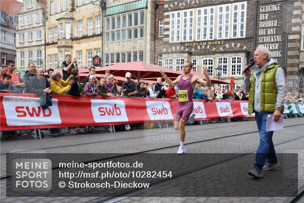 13.09.2026 - 21. swb-Marathon Bremen Strokosch-Dieckow http://msf.ph/oto/10282454 13.09.2026 10:26:47 Ziel 13525, 13502 meine-sportfotos.de