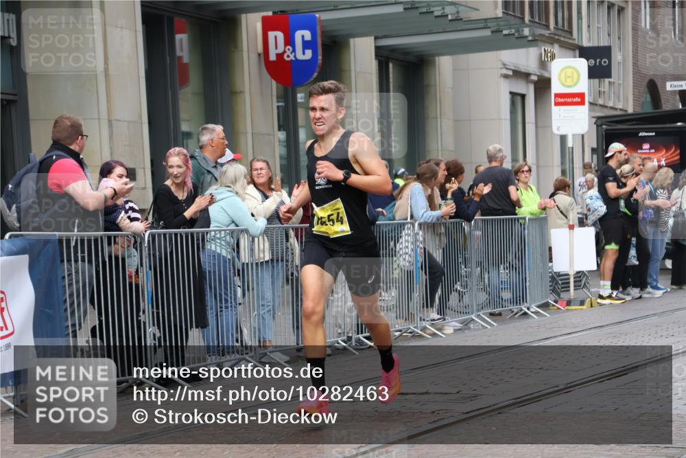 13.09.2026 - 21. swb-Marathon Bremen Strokosch-Dieckow http://msf.ph/oto/10282463 13.09.2026 10:30:53 Ziel 13571, 13572, 13602, 13630, 12458, 13537, 13554, 13603, 13630 meine-sportfotos.de