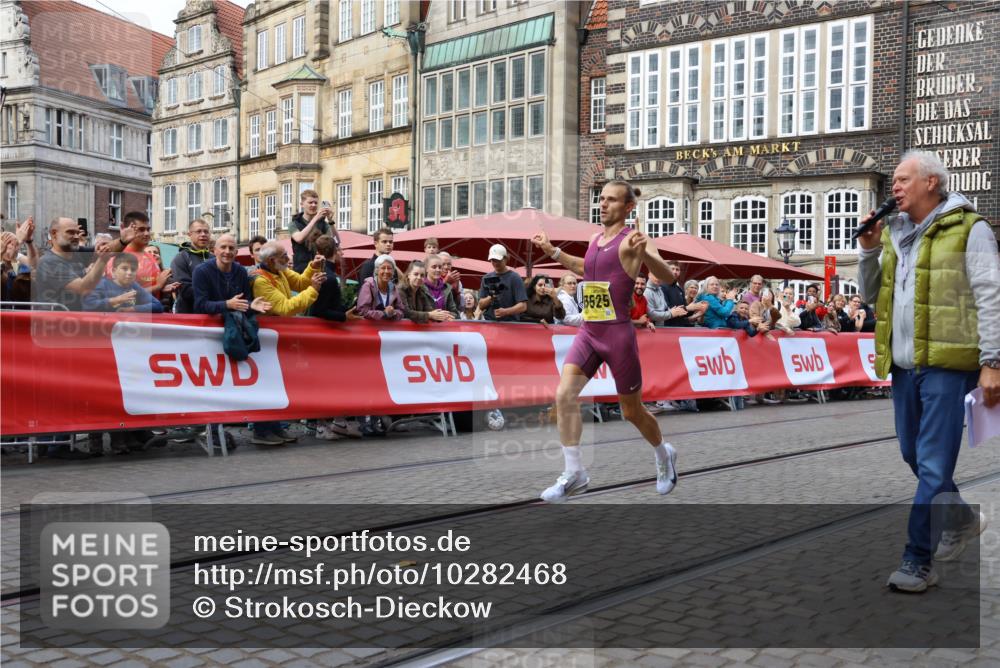 13.09.2026 - 21. swb-Marathon Bremen Strokosch-Dieckow http://msf.ph/oto/10282468 13.09.2026 10:26:47 Ziel 13525, 13502 meine-sportfotos.de