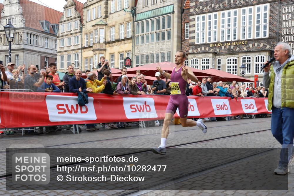 13.09.2026 - 21. swb-Marathon Bremen Strokosch-Dieckow http://msf.ph/oto/10282477 13.09.2026 10:26:47 Ziel 13525, 13502 meine-sportfotos.de