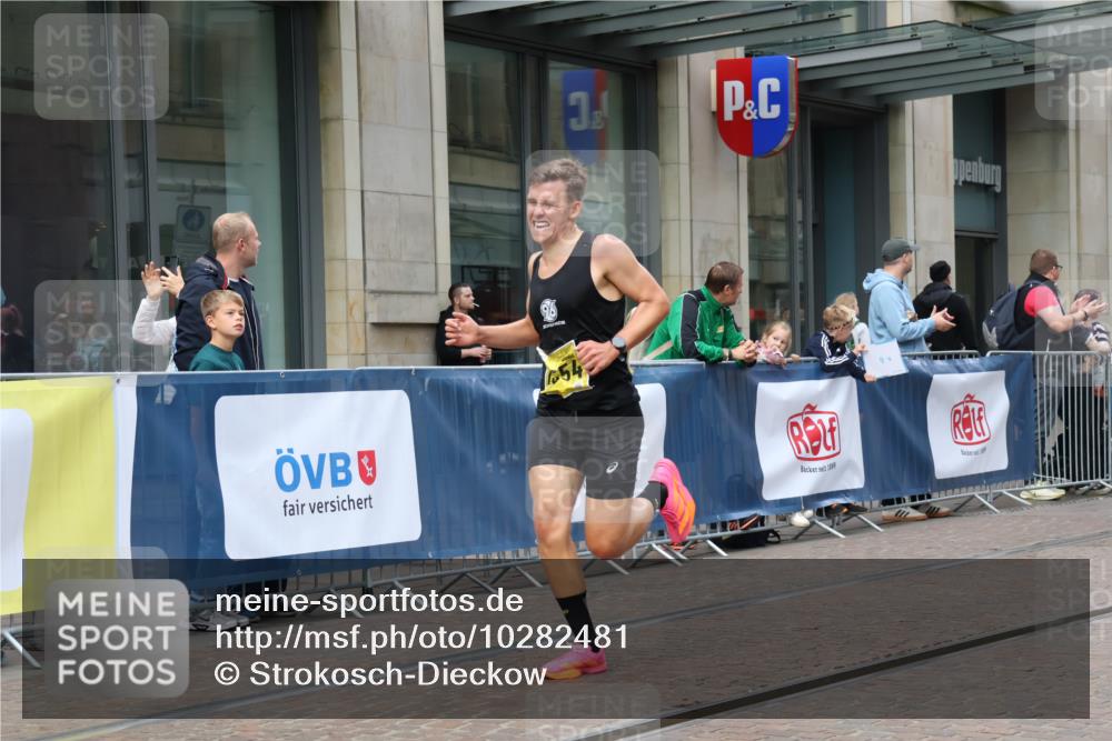 13.09.2026 - 21. swb-Marathon Bremen Strokosch-Dieckow http://msf.ph/oto/10282481 13.09.2026 10:30:55 Ziel 13571, 13572, 13602, 12458, 13537, 13554, 13603, 13630 meine-sportfotos.de