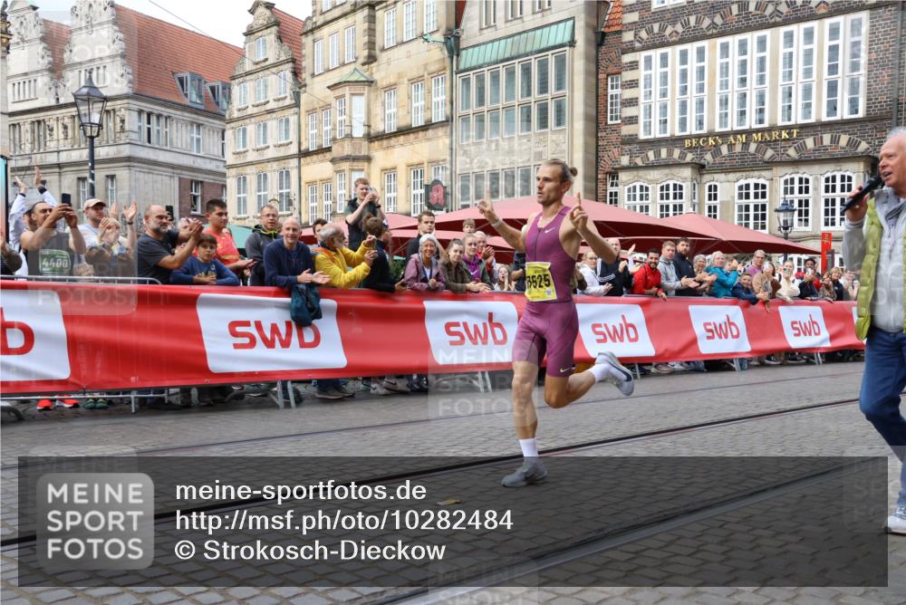 13.09.2026 - 21. swb-Marathon Bremen Strokosch-Dieckow http://msf.ph/oto/10282484 13.09.2026 10:26:47 Ziel 13525, 13502 meine-sportfotos.de