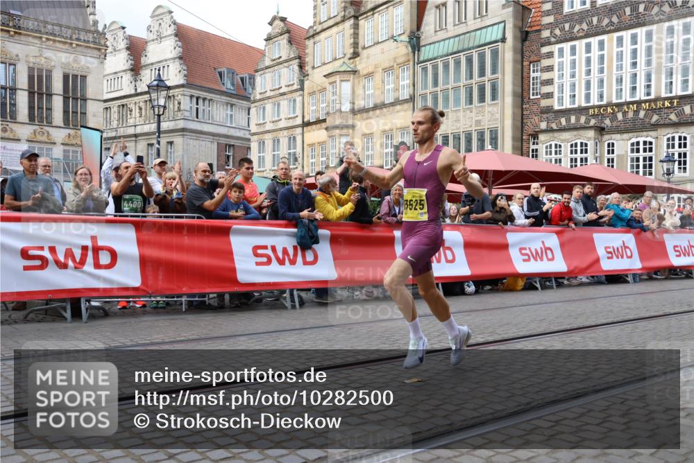 13.09.2026 - 21. swb-Marathon Bremen Strokosch-Dieckow http://msf.ph/oto/10282500 13.09.2026 10:26:47 Ziel 13525, 13502 meine-sportfotos.de