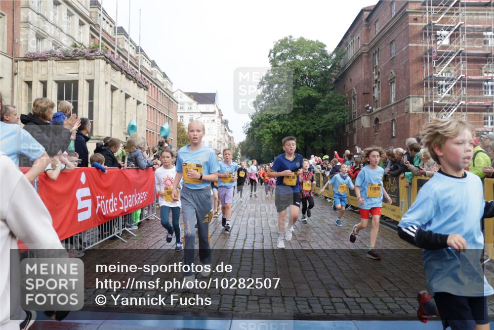 13.09.2026 - Kiel Lauf Yannick Fuchs http://msf.ph/oto/10282507 13.09.2026 08:56:26 Ziel 407, 470, 582, 758, 759, 1009, 1950, 2173, 2497, 2640, 2719, 3078, 3750, 4023, 4165, 4537, 4602, 5315, 5459, 5545, 5823, 6275, 6371, 6591, 7702, 7726, 7769, 7865, 7866, 8056, 8259, 8544, 8719, 8784, 8917, 9021, 9957, 10610, 11310, 11409, 11795, 12032, 74, 76, 234, 547, 669, 808, 1126, 1346, 1444, 1581, 2143, 2197, 2685, 2711, 3179, 3350, 3358, 3409, 3454, 4755, 5012, 5259, 5289, 5297, 5547, 5687, 5759, 5781, 6003, 6212, 6232, 7390, 9374 meine-sportfotos.de