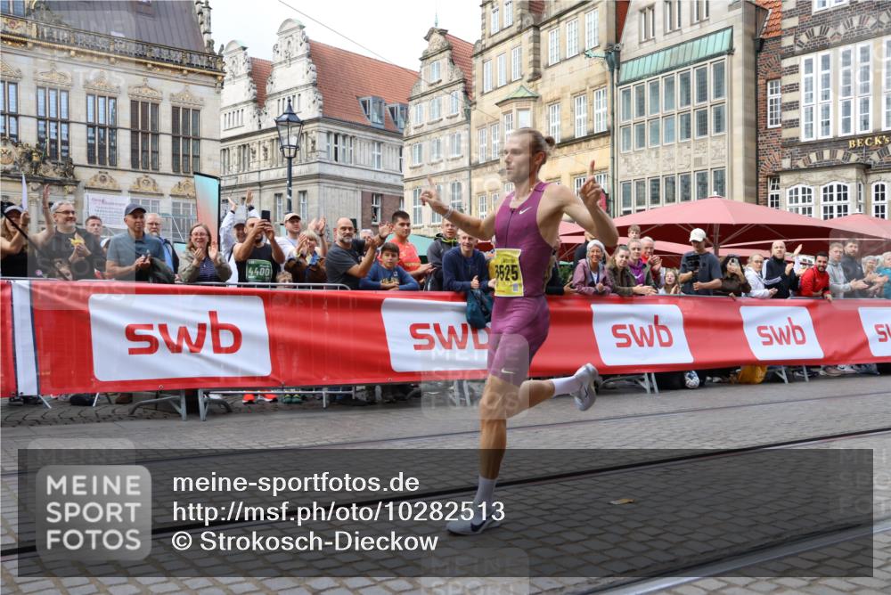 13.09.2026 - 21. swb-Marathon Bremen Strokosch-Dieckow http://msf.ph/oto/10282513 13.09.2026 10:26:48 Ziel 13525, 13502 meine-sportfotos.de