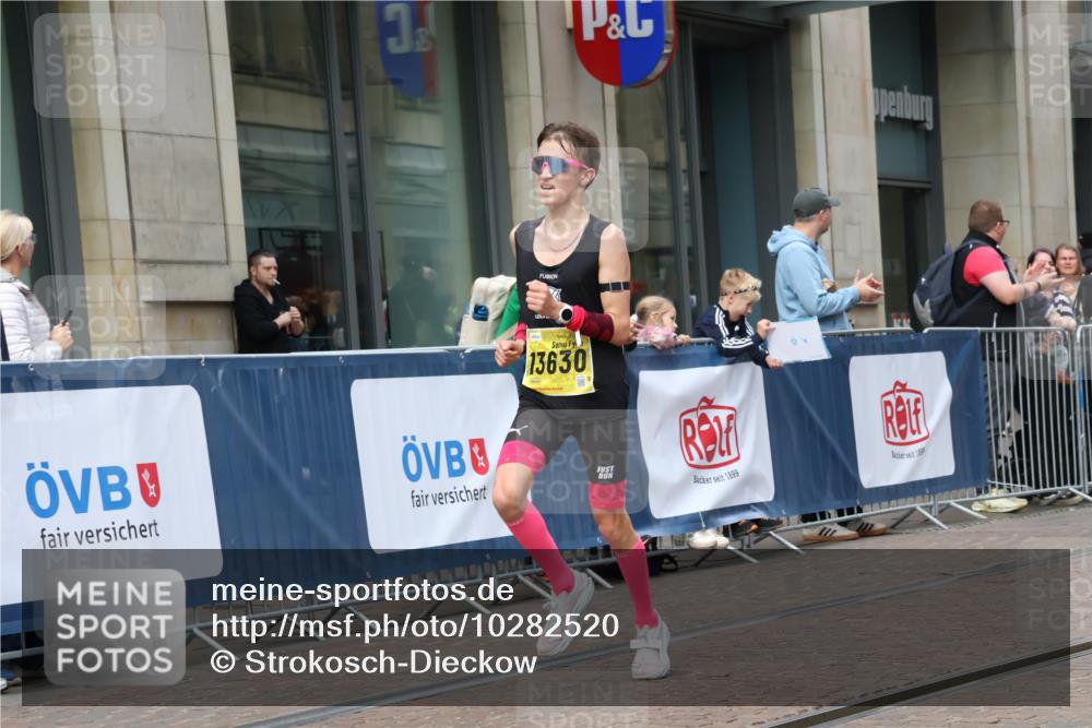 13.09.2026 - 21. swb-Marathon Bremen Strokosch-Dieckow http://msf.ph/oto/10282520 13.09.2026 10:30:59 Ziel 13571, 13572, 13602, 12458, 13537, 13554, 13572, 13630 meine-sportfotos.de