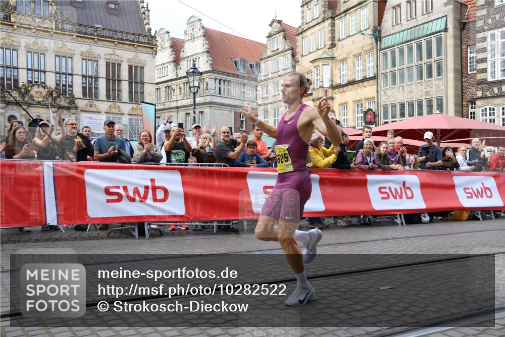 13.09.2026 - 21. swb-Marathon Bremen Strokosch-Dieckow http://msf.ph/oto/10282522 13.09.2026 10:26:48 Ziel 13525, 13502 meine-sportfotos.de