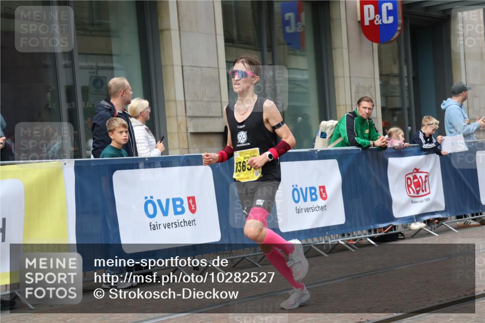 13.09.2026 - 21. swb-Marathon Bremen Strokosch-Dieckow http://msf.ph/oto/10282527 13.09.2026 10:30:59 Ziel 13571, 13572, 13602, 12458, 13537, 13554, 13572, 13630 meine-sportfotos.de