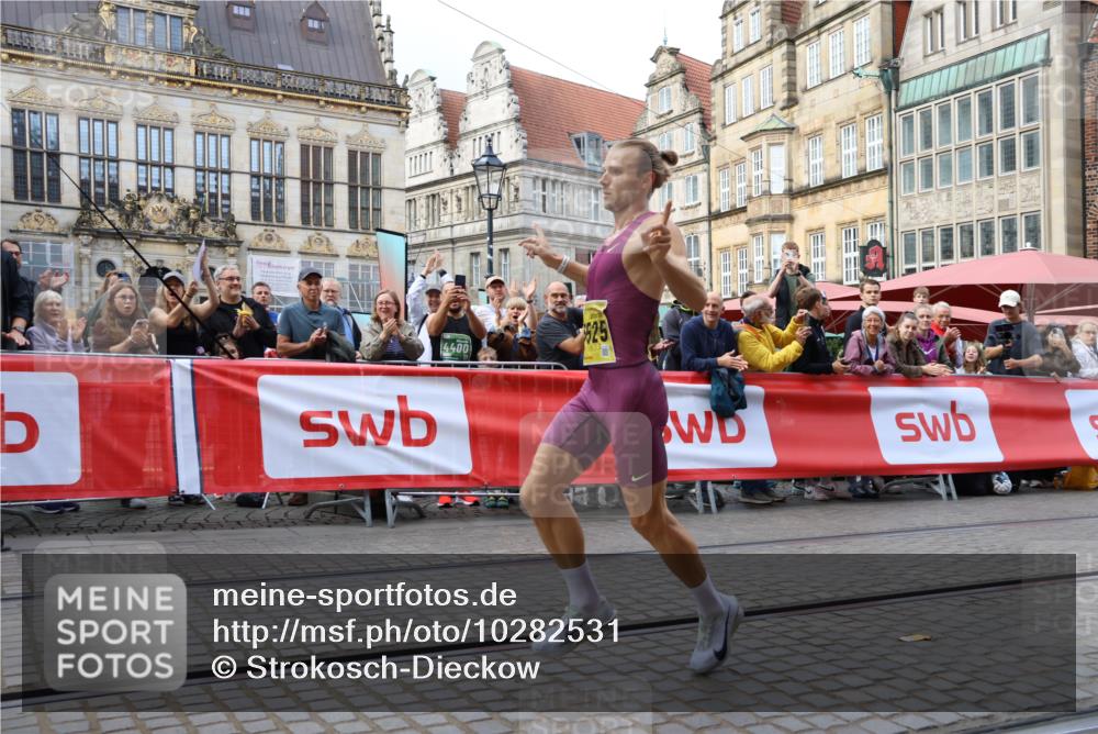 13.09.2026 - 21. swb-Marathon Bremen Strokosch-Dieckow http://msf.ph/oto/10282531 13.09.2026 10:26:48 Ziel 13525, 13502 meine-sportfotos.de