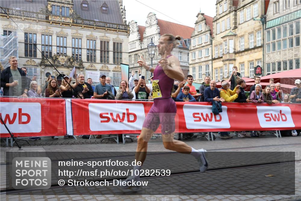 13.09.2026 - 21. swb-Marathon Bremen Strokosch-Dieckow http://msf.ph/oto/10282539 13.09.2026 10:26:48 Ziel 13525, 13502 meine-sportfotos.de