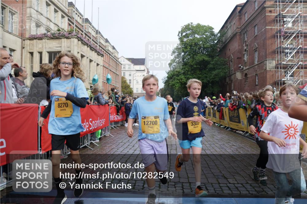 13.09.2026 - Kiel Lauf Yannick Fuchs http://msf.ph/oto/10282549 13.09.2026 08:56:28 Ziel 407, 470, 582, 758, 759, 1009, 1137, 1950, 2173, 2719, 3078, 3750, 4023, 4127, 4128, 4537, 4602, 4617, 5315, 5459, 5545, 5823, 6275, 6371, 7702, 7769, 7865, 7866, 8259, 8544, 8719, 8784, 9021, 9626, 9957, 10610, 10612, 10939, 11795, 12032, 74, 76, 234, 547, 669, 808, 1126, 1346, 1444, 1581, 2143, 2197, 2497, 2640, 2685, 2711, 3179, 3350, 3358, 3409, 3454, 4165, 4755, 5012, 5259, 5289, 5547, 5687, 5759, 5781, 6003, 6212, 6232, 7390, 9374, 5781 meine-sportfotos.de