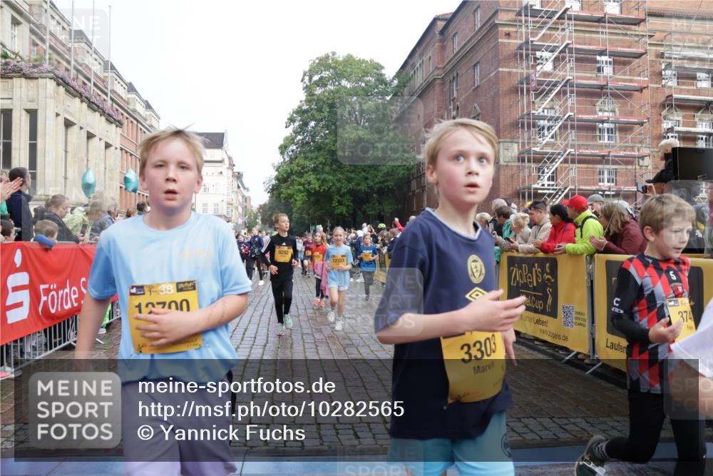 13.09.2026 - Kiel Lauf Yannick Fuchs http://msf.ph/oto/10282565 13.09.2026 08:56:29 Ziel 26, 407, 470, 582, 758, 759, 1009, 1137, 1950, 2173, 2719, 3078, 3750, 3930, 4023, 4127, 4128, 4537, 4602, 4617, 5315, 5459, 5545, 6371, 7702, 7865, 7866, 8719, 8784, 9021, 9626, 9957, 10610, 10612, 10939, 11795, 12032, 74, 76, 234, 547, 669, 808, 1126, 1346, 1444, 1581, 2143, 2197, 2497, 2640, 2685, 2711, 3179, 3350, 3358, 3409, 3454, 4165, 5012, 5259, 5547, 5687, 5759, 5781, 6003, 6212, 6232, 7390, 9374, 653, 5781 meine-sportfotos.de