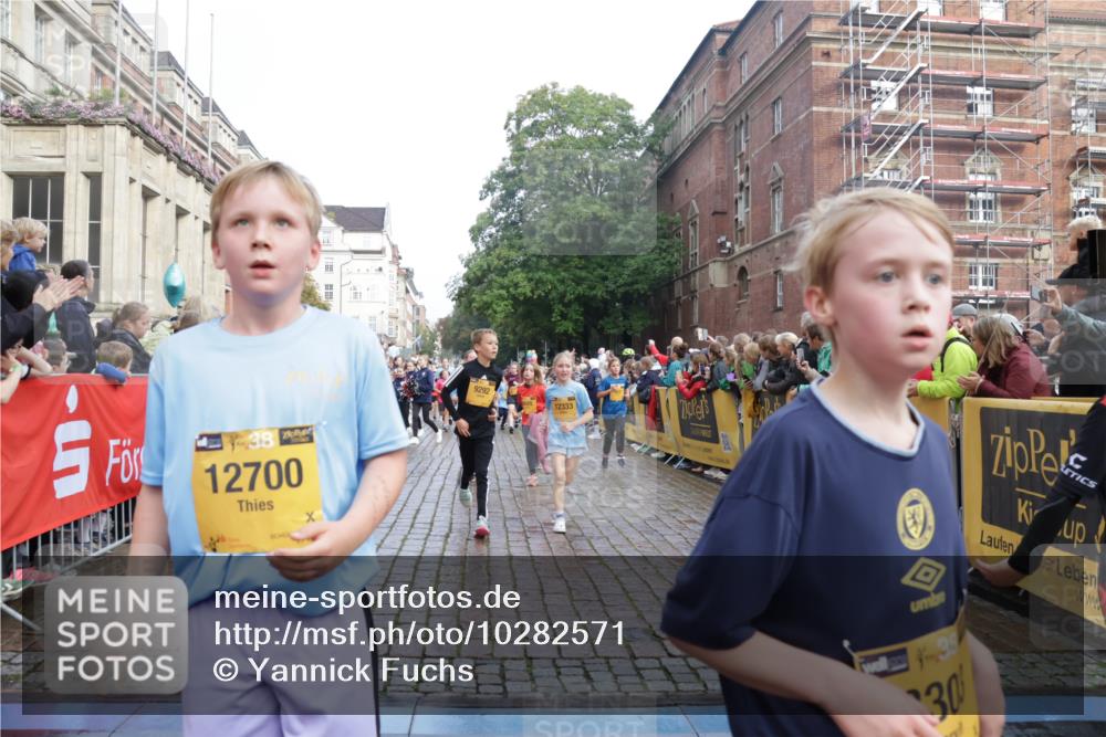 13.09.2026 - Kiel Lauf Yannick Fuchs http://msf.ph/oto/10282571 13.09.2026 08:56:29 Ziel 26, 407, 470, 582, 758, 759, 1009, 1137, 1950, 2173, 2719, 3078, 3750, 3930, 4023, 4127, 4128, 4537, 4602, 4617, 5315, 5459, 5545, 6371, 7702, 7865, 7866, 8719, 8784, 9021, 9626, 9957, 10610, 10612, 10939, 11795, 12032, 74, 76, 234, 547, 669, 808, 1126, 1346, 1444, 1581, 2143, 2197, 2497, 2640, 2685, 2711, 3179, 3350, 3358, 3409, 3454, 4165, 5012, 5259, 5547, 5687, 5759, 5781, 6003, 6212, 6232, 7390, 9374, 653, 5781 meine-sportfotos.de