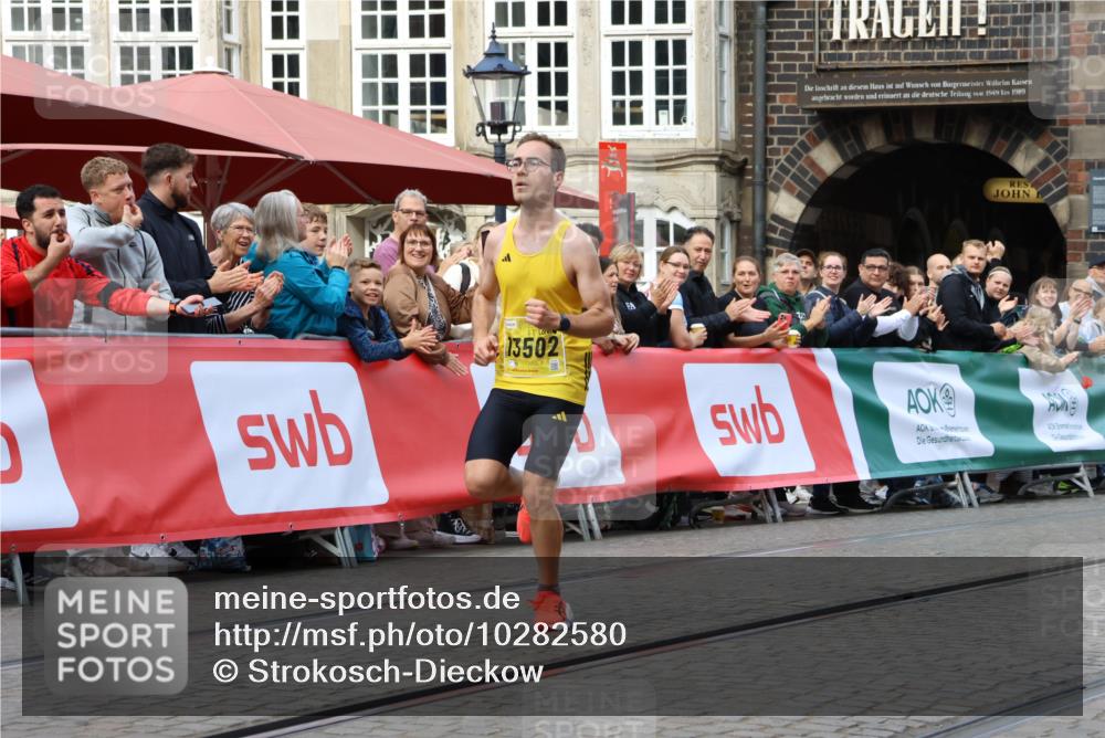 13.09.2026 - 21. swb-Marathon Bremen Strokosch-Dieckow http://msf.ph/oto/10282580 13.09.2026 10:27:04 Ziel 13502, 13525 meine-sportfotos.de