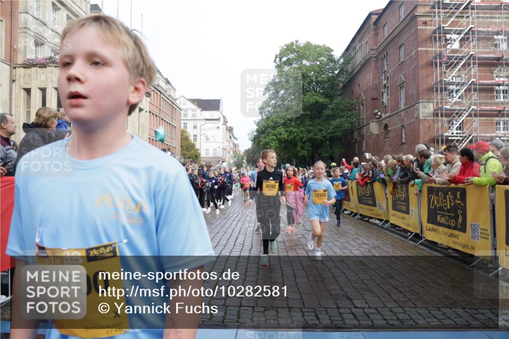 13.09.2026 - Kiel Lauf Yannick Fuchs http://msf.ph/oto/10282581 13.09.2026 08:56:29 Ziel 26, 407, 470, 582, 758, 759, 1009, 1137, 1950, 2173, 2719, 3078, 3750, 3930, 4023, 4127, 4128, 4537, 4602, 4617, 5315, 5459, 5545, 6371, 7702, 7865, 7866, 8719, 8784, 9021, 9626, 9957, 10610, 10612, 10939, 11795, 12032, 74, 76, 234, 547, 669, 808, 1126, 1346, 1444, 1581, 2143, 2197, 2497, 2640, 2685, 2711, 3179, 3350, 3358, 3409, 3454, 4165, 5012, 5259, 5547, 5687, 5759, 5781, 6003, 6212, 6232, 7390, 9374, 653, 5781 meine-sportfotos.de