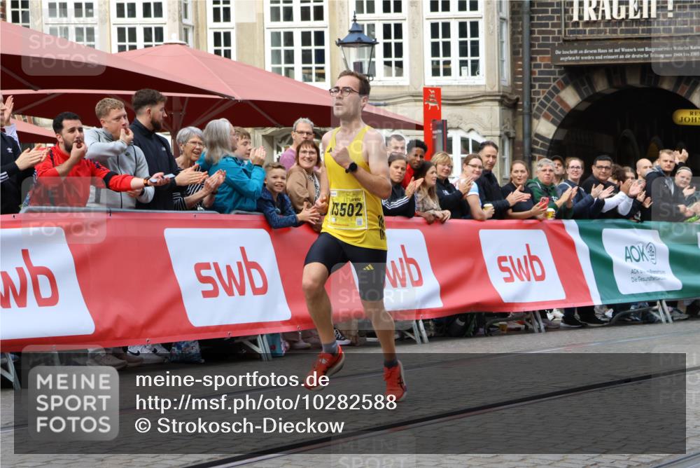 13.09.2026 - 21. swb-Marathon Bremen Strokosch-Dieckow http://msf.ph/oto/10282588 13.09.2026 10:27:04 Ziel 13502, 13525 meine-sportfotos.de