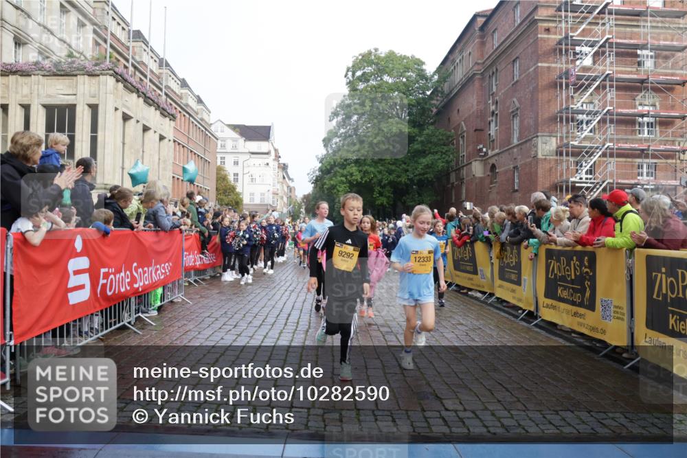 13.09.2026 - Kiel Lauf Yannick Fuchs http://msf.ph/oto/10282590 13.09.2026 08:56:30 Ziel 26, 407, 470, 582, 758, 759, 1009, 1137, 1950, 2173, 2719, 3078, 3750, 3930, 4023, 4127, 4128, 4537, 4602, 4617, 5315, 5459, 5545, 6371, 7865, 7866, 8160, 8719, 8784, 9021, 9626, 9957, 10610, 10612, 10939, 11795, 12032, 74, 76, 234, 547, 669, 808, 1126, 1346, 1444, 1581, 2143, 2197, 2497, 2640, 2685, 2711, 3179, 3350, 3409, 3454, 3750, 4023, 4165, 5012, 5259, 5687, 5759, 5781, 6003, 6212, 6232, 7390, 9374, 653, 5781 meine-sportfotos.de
