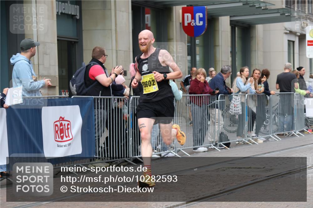 13.09.2026 - 21. swb-Marathon Bremen Strokosch-Dieckow http://msf.ph/oto/10282593 13.09.2026 10:31:07 Ziel 13504, 13571, 13537, 13554, 13572, 13602, 13630 meine-sportfotos.de