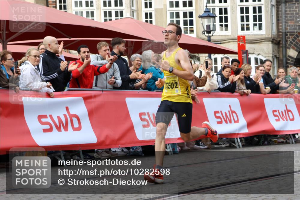 13.09.2026 - 21. swb-Marathon Bremen Strokosch-Dieckow http://msf.ph/oto/10282598 13.09.2026 10:27:05 Ziel 13502, 13525 meine-sportfotos.de