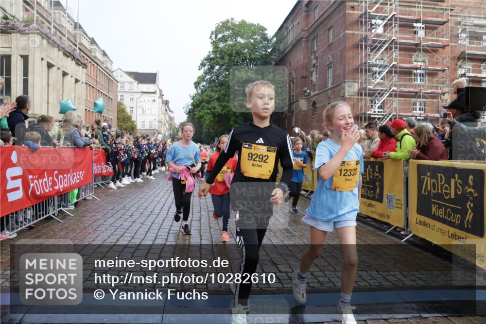 13.09.2026 - Kiel Lauf Yannick Fuchs http://msf.ph/oto/10282610 13.09.2026 08:56:30 Ziel 26, 407, 470, 582, 758, 759, 1009, 1137, 1950, 2173, 2719, 3078, 3750, 3930, 4023, 4127, 4128, 4537, 4602, 4617, 5315, 5459, 5545, 6371, 7865, 7866, 8160, 8719, 8784, 9021, 9626, 9957, 10610, 10612, 10939, 11795, 12032, 74, 76, 234, 547, 669, 808, 1126, 1346, 1444, 1581, 2143, 2197, 2497, 2640, 2685, 2711, 3179, 3350, 3409, 3454, 3750, 4023, 4165, 5012, 5259, 5687, 5759, 5781, 6003, 6212, 6232, 7390, 9374, 653, 5781 meine-sportfotos.de
