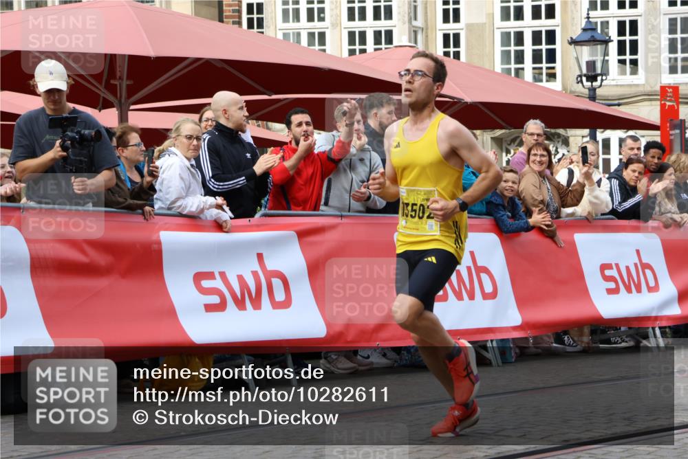 13.09.2026 - 21. swb-Marathon Bremen Strokosch-Dieckow http://msf.ph/oto/10282611 13.09.2026 10:27:05 Ziel 13502, 13525 meine-sportfotos.de