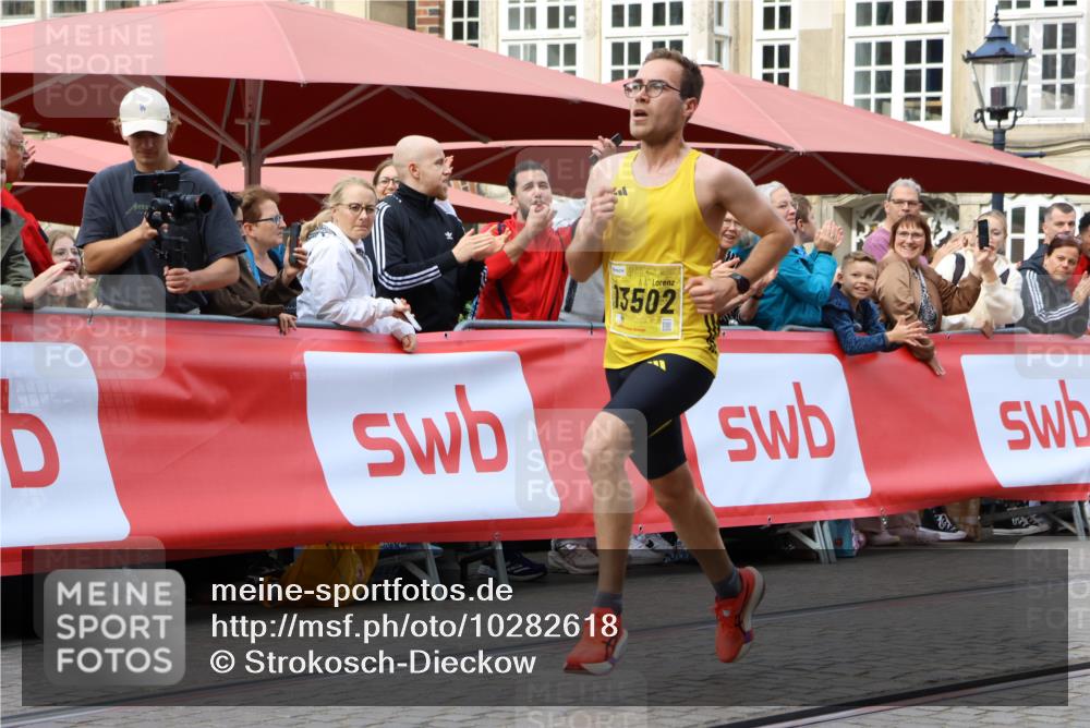 13.09.2026 - 21. swb-Marathon Bremen Strokosch-Dieckow http://msf.ph/oto/10282618 13.09.2026 10:27:05 Ziel 13502, 13525 meine-sportfotos.de