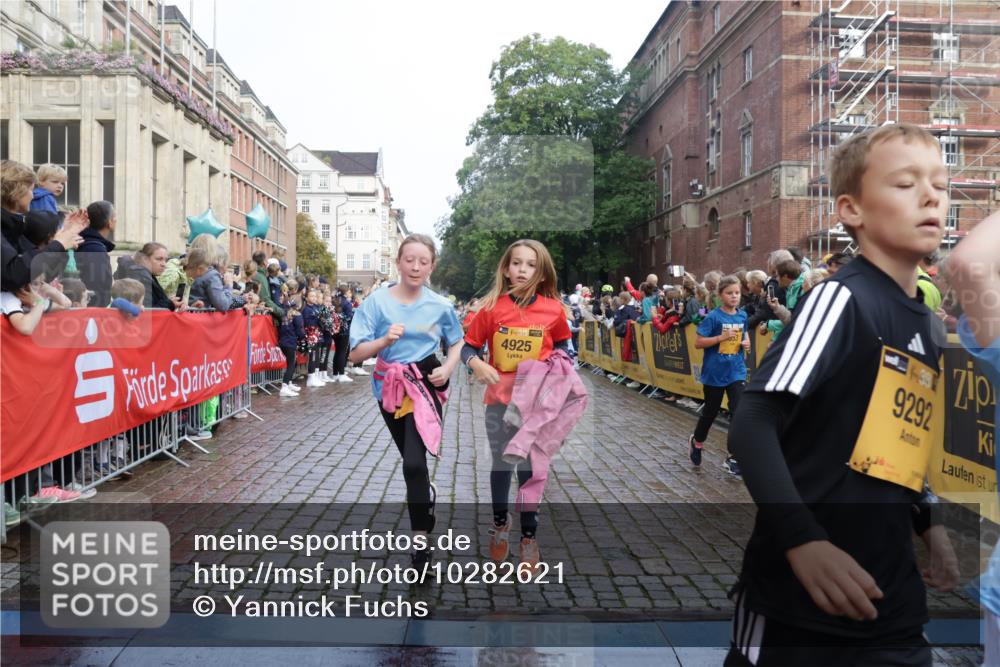13.09.2026 - Kiel Lauf Yannick Fuchs http://msf.ph/oto/10282621 13.09.2026 08:56:31 Ziel 26, 407, 470, 582, 758, 759, 1009, 1137, 1950, 2173, 2719, 3078, 3930, 4127, 4128, 4537, 4602, 4617, 5315, 5459, 6371, 6449, 7865, 7866, 8160, 8719, 8784, 9021, 9626, 9957, 10610, 10612, 10939, 11795, 12032, 74, 76, 234, 547, 669, 808, 1126, 1346, 1444, 1581, 2143, 2197, 2497, 2640, 2685, 2711, 3179, 3350, 3409, 3454, 3750, 4023, 4165, 5012, 5259, 5687, 5759, 5781, 6003, 6212, 6232, 7390, 9374, 653, 1222, 5781 meine-sportfotos.de