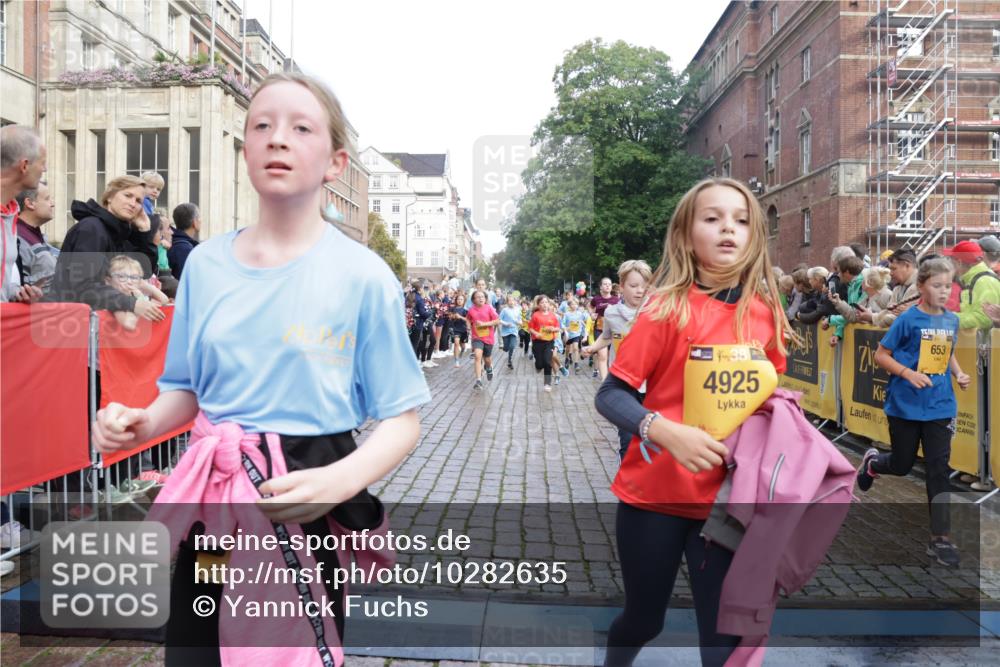 13.09.2026 - Kiel Lauf Yannick Fuchs http://msf.ph/oto/10282635 13.09.2026 08:56:32 Ziel 26, 407, 470, 582, 758, 759, 1009, 1137, 1950, 2173, 2719, 3078, 3930, 4127, 4128, 4537, 4602, 4617, 5315, 5459, 6371, 6449, 7865, 7866, 8160, 8719, 8784, 9021, 9626, 9957, 10091, 10610, 10612, 10939, 11795, 12032, 74, 76, 234, 407, 547, 669, 759, 808, 1126, 1346, 1444, 1581, 2143, 2197, 2497, 2640, 2685, 2711, 3179, 3350, 3409, 3454, 3750, 4023, 4165, 5012, 5259, 5687, 5759, 6003, 6212, 6232, 7390, 9374, 482, 653, 1222, 2479, 2543, 5781 meine-sportfotos.de