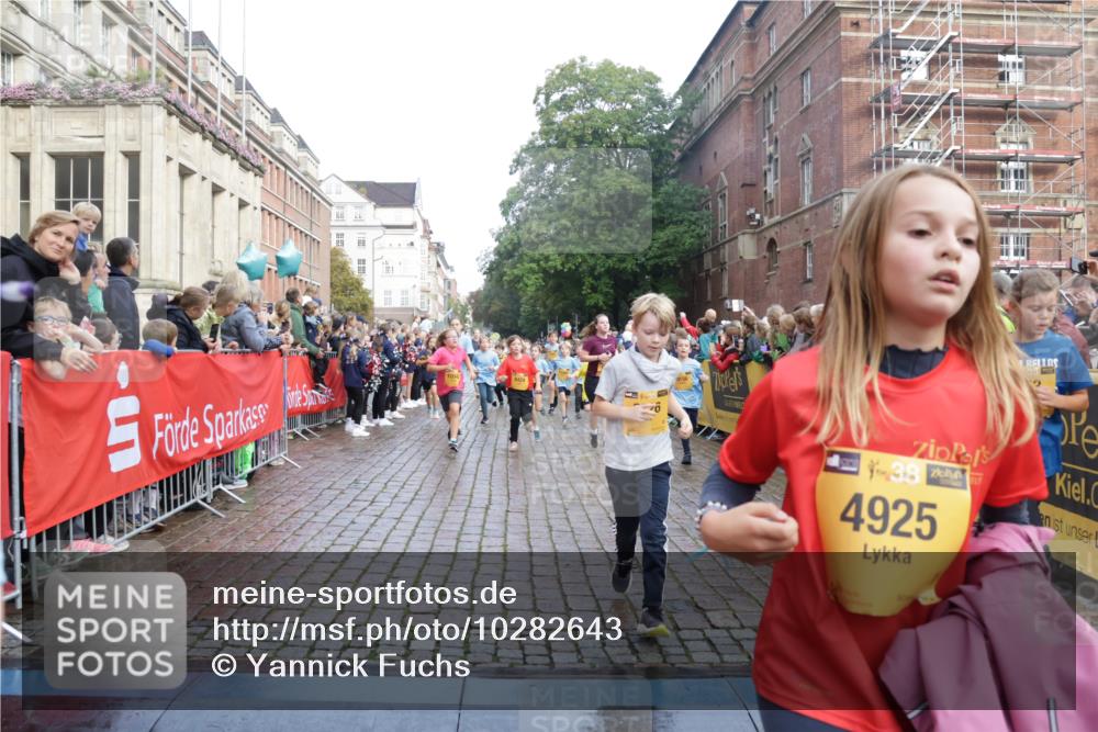 13.09.2026 - Kiel Lauf Yannick Fuchs http://msf.ph/oto/10282643 13.09.2026 08:56:32 Ziel 26, 407, 470, 582, 758, 759, 1009, 1137, 1950, 2173, 2719, 3078, 3930, 4127, 4128, 4537, 4602, 4617, 5315, 5459, 6371, 6449, 7865, 7866, 8160, 8719, 8784, 9021, 9626, 9957, 10091, 10610, 10612, 10939, 11795, 12032, 74, 76, 234, 407, 547, 669, 759, 808, 1126, 1346, 1444, 1581, 2143, 2197, 2497, 2640, 2685, 2711, 3179, 3350, 3409, 3454, 3750, 4023, 4165, 5012, 5259, 5687, 5759, 6003, 6212, 6232, 7390, 9374, 482, 653, 1222, 2479, 2543, 5781 meine-sportfotos.de