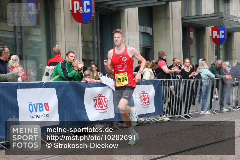 13.09.2026 - 21. swb-Marathon Bremen Strokosch-Dieckow http://msf.ph/oto/10282691 13.09.2026 10:31:32 Ziel 12457, 13533, 13536, 13573, 13618, 13643, 13504, 13571 meine-sportfotos.de