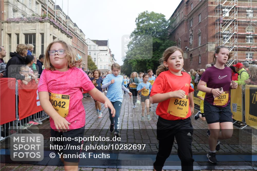 13.09.2026 - Kiel Lauf Yannick Fuchs http://msf.ph/oto/10282697 13.09.2026 08:56:35 Ziel 26, 582, 758, 899, 1137, 1285, 1950, 3078, 3520, 3930, 4127, 4128, 4188, 4228, 4537, 4617, 5315, 6449, 7865, 7866, 8160, 8719, 8785, 9021, 9626, 10091, 10612, 10939, 11795, 12032, 74, 76, 234, 407, 470, 669, 759, 808, 1009, 1126, 1346, 1444, 1581, 2143, 2173, 2197, 2497, 2640, 2685, 2719, 3179, 3350, 3454, 3750, 4023, 4165, 5012, 5259, 5687, 5759, 6003, 6212, 6232, 7390, 9374, 81, 482, 653, 1222, 2479, 2543, 74, 5781 meine-sportfotos.de