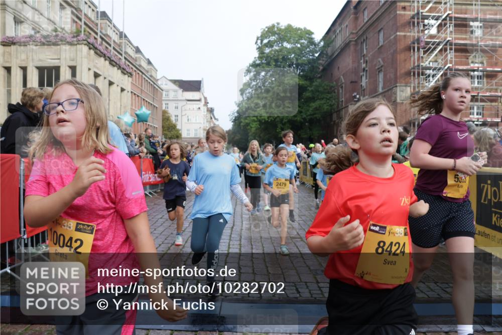13.09.2026 - Kiel Lauf Yannick Fuchs http://msf.ph/oto/10282702 13.09.2026 08:56:35 Ziel 26, 582, 758, 899, 1137, 1285, 1950, 3078, 3520, 3930, 4127, 4128, 4188, 4228, 4537, 4617, 5315, 6449, 7865, 7866, 8160, 8719, 8785, 9021, 9626, 10091, 10612, 10939, 11795, 12032, 74, 76, 234, 407, 470, 669, 759, 808, 1009, 1126, 1346, 1444, 1581, 2143, 2173, 2197, 2497, 2640, 2685, 2719, 3179, 3350, 3454, 3750, 4023, 4165, 5012, 5259, 5687, 5759, 6003, 6212, 6232, 7390, 9374, 81, 482, 653, 1222, 2479, 2543, 74, 5781 meine-sportfotos.de