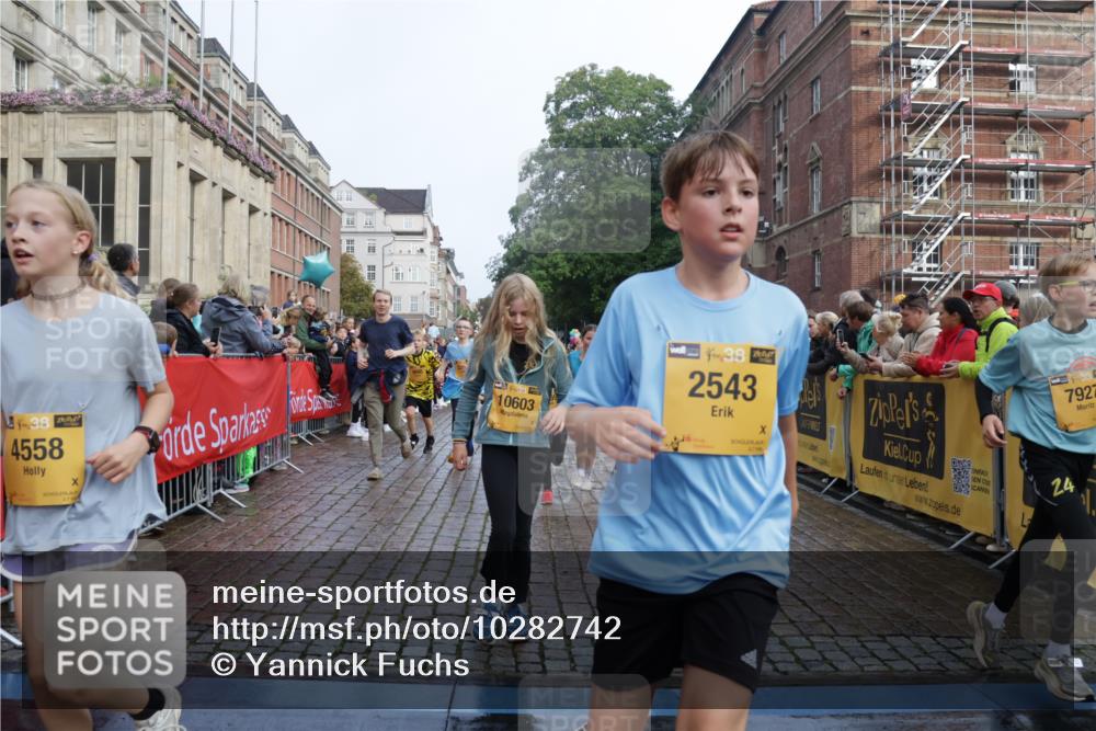 13.09.2026 - Kiel Lauf Yannick Fuchs http://msf.ph/oto/10282742 13.09.2026 08:56:37 Ziel 26, 139, 582, 758, 899, 1137, 1285, 1340, 1544, 1950, 3078, 3520, 3930, 4127, 4128, 4188, 4228, 4617, 5097, 5180, 5315, 6449, 7865, 7866, 8160, 8719, 8785, 9021, 9176, 9626, 10091, 10612, 10939, 11795, 12032, 12220, 74, 76, 234, 407, 470, 669, 758, 759, 808, 1009, 1126, 1346, 1444, 1581, 2143, 2173, 2197, 2497, 2640, 2685, 2719, 3179, 3350, 3454, 3750, 4023, 4165, 5012, 5259, 5687, 5759, 6003, 6212, 6232, 7390, 9374, 81, 482, 653, 1222, 2479, 2543, 3034, 74, 5781 meine-sportfotos.de