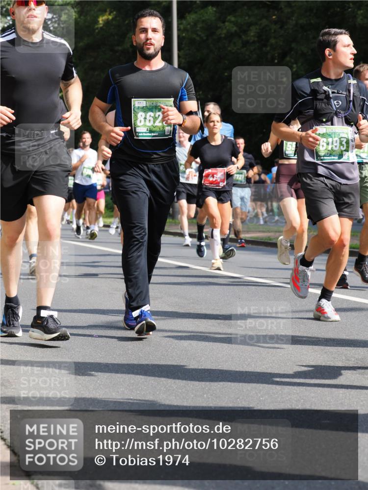 13.09.2026 - 21. swb-Marathon Bremen TobiasT http://msf.ph/oto/10282756 13.09.2026 12:02:48 Laufen 8623, 8209, 21, 6193 meine-sportfotos.de