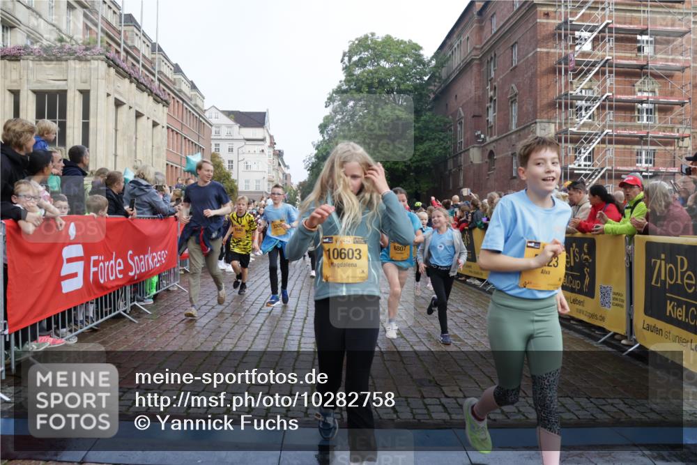 13.09.2026 - Kiel Lauf Yannick Fuchs http://msf.ph/oto/10282758 13.09.2026 08:56:37 Ziel 26, 139, 582, 758, 899, 1137, 1285, 1340, 1544, 1950, 3078, 3520, 3930, 4127, 4128, 4188, 4228, 4617, 5097, 5180, 5315, 6449, 7865, 7866, 8160, 8719, 8785, 9021, 9176, 9626, 10091, 10612, 10939, 11795, 12032, 12220, 74, 76, 234, 407, 470, 669, 758, 759, 808, 1009, 1126, 1346, 1444, 1581, 2143, 2173, 2197, 2497, 2640, 2685, 2719, 3179, 3350, 3454, 3750, 4023, 4165, 5012, 5259, 5687, 5759, 6003, 6212, 6232, 7390, 9374, 81, 482, 653, 1222, 2479, 2543, 3034, 74, 5781 meine-sportfotos.de