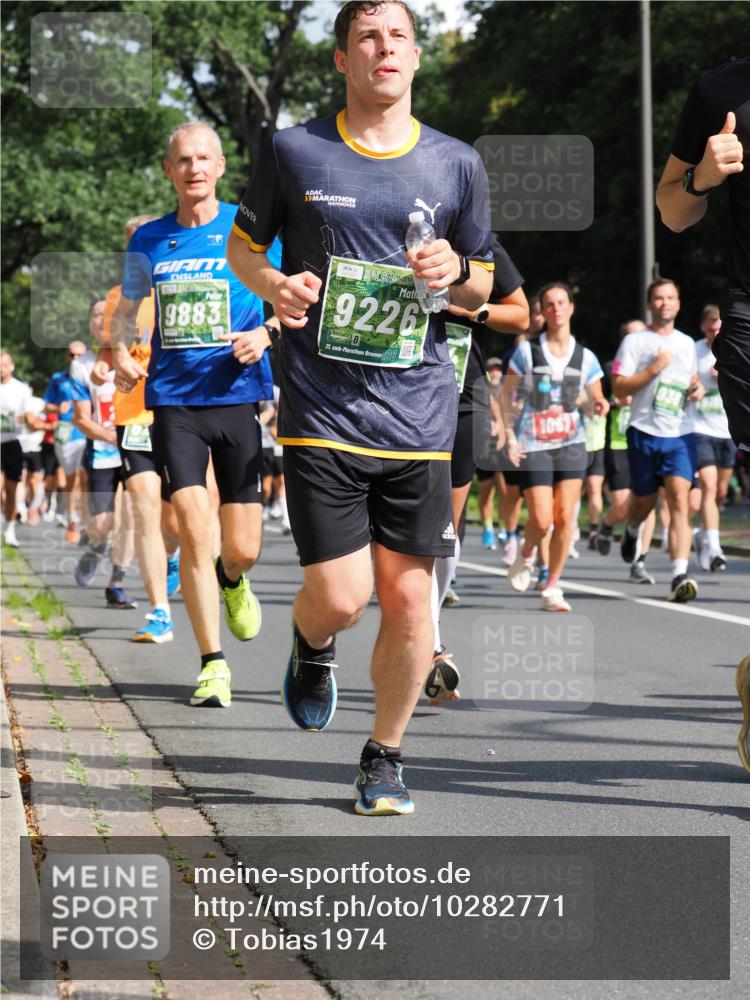 13.09.2026 - 21. swb-Marathon Bremen TobiasT http://msf.ph/oto/10282771 13.09.2026 12:02:50 Laufen 9883, 9226, 21, 26, 1057 meine-sportfotos.de