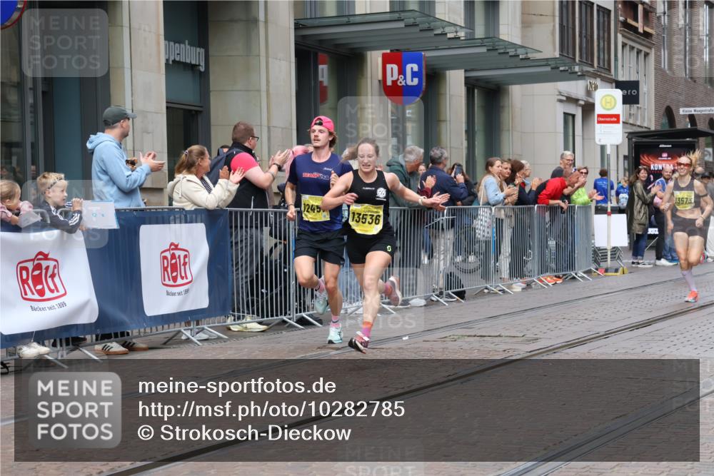 13.09.2026 - 21. swb-Marathon Bremen Strokosch-Dieckow http://msf.ph/oto/10282785 13.09.2026 10:31:52 Ziel 13543, 13582, 13632, 13639, 12457, 13504, 13533, 13536, 13573, 13618, 13643 meine-sportfotos.de