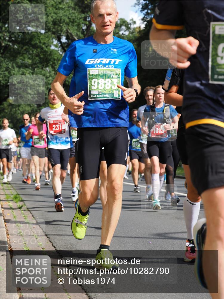 13.09.2026 - 21. swb-Marathon Bremen TobiasT http://msf.ph/oto/10282790 13.09.2026 12:02:51 Laufen 231, 9883, 6539, 21, 26, 1813 meine-sportfotos.de