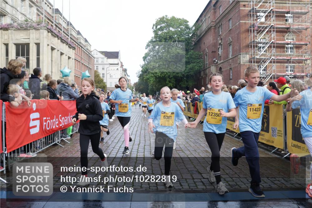 13.09.2026 - Kiel Lauf Yannick Fuchs http://msf.ph/oto/10282819 13.09.2026 08:56:40 Ziel 26, 139, 899, 1137, 1285, 1340, 1544, 1950, 2478, 3303, 3520, 3740, 3930, 4127, 4128, 4136, 4188, 4228, 4617, 5097, 5180, 5315, 5597, 6449, 8160, 8270, 8785, 9021, 9176, 9562, 9626, 10091, 10213, 10612, 10939, 11627, 11978, 12032, 12220, 12700, 407, 470, 582, 669, 758, 759, 1009, 1126, 1346, 1444, 1950, 2143, 2173, 2197, 2497, 2640, 2685, 2719, 3078, 3179, 3350, 3750, 4023, 4165, 5012, 5687, 5759, 6003, 6212, 6232, 7390, 9374, 81, 482, 653, 1222, 2479, 2543, 3034, 74, 6232 meine-sportfotos.de