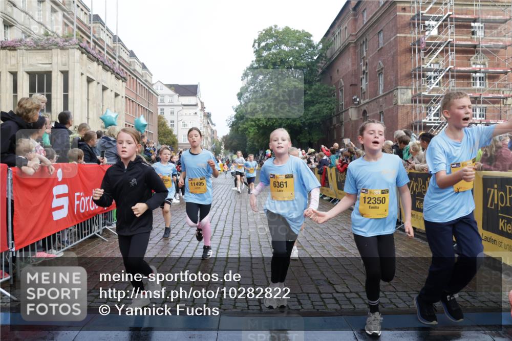13.09.2026 - Kiel Lauf Yannick Fuchs http://msf.ph/oto/10282822 13.09.2026 08:56:41 Ziel 26, 139, 899, 1137, 1285, 1340, 1544, 2478, 3303, 3520, 3740, 3930, 4127, 4128, 4136, 4188, 4228, 4617, 5097, 5180, 5315, 5597, 6449, 8160, 8270, 8785, 9176, 9292, 9562, 9626, 10091, 10213, 10612, 10939, 11627, 11978, 12032, 12220, 12333, 12700, 407, 470, 582, 669, 758, 759, 1009, 1346, 1950, 2173, 2197, 2497, 2640, 2685, 2719, 3078, 3179, 3350, 3750, 4023, 4165, 5687, 5759, 6003, 6212, 6232, 7390, 9374, 81, 482, 653, 1222, 2479, 2543, 3034, 74, 3179, 6232, 7489 meine-sportfotos.de