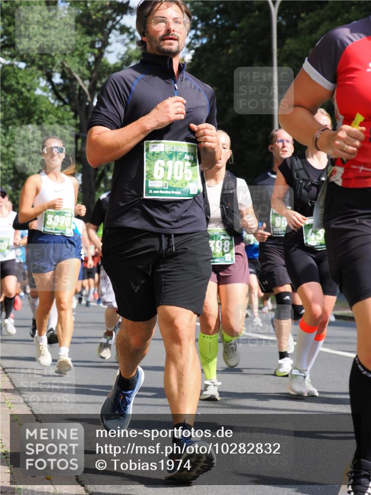 13.09.2026 - 21. swb-Marathon Bremen TobiasT http://msf.ph/oto/10282832 13.09.2026 12:03:02 Laufen 3870, 6105, 8744, 21, 26, 398, 96 meine-sportfotos.de