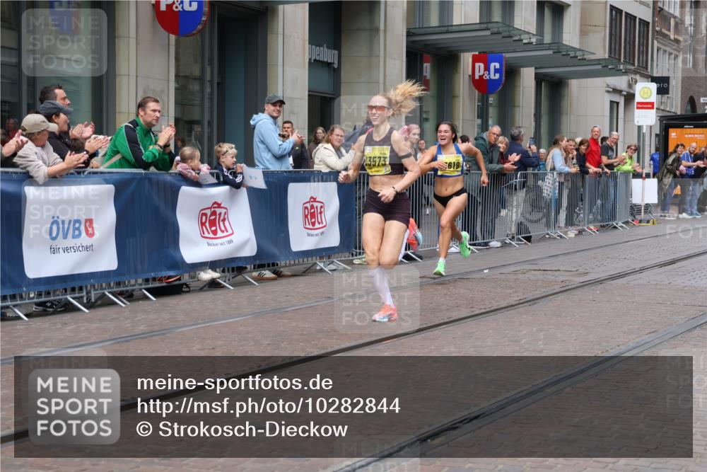 13.09.2026 - 21. swb-Marathon Bremen Strokosch-Dieckow http://msf.ph/oto/10282844 13.09.2026 10:31:55 Ziel 13543, 13564, 13582, 13632, 13638, 13639, 12457, 13533, 13536, 13573, 13618, 13643 meine-sportfotos.de